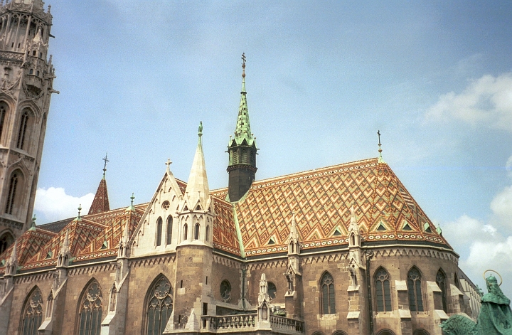 15 Budapest - Roof of Matyas Church.jpg - ASCII